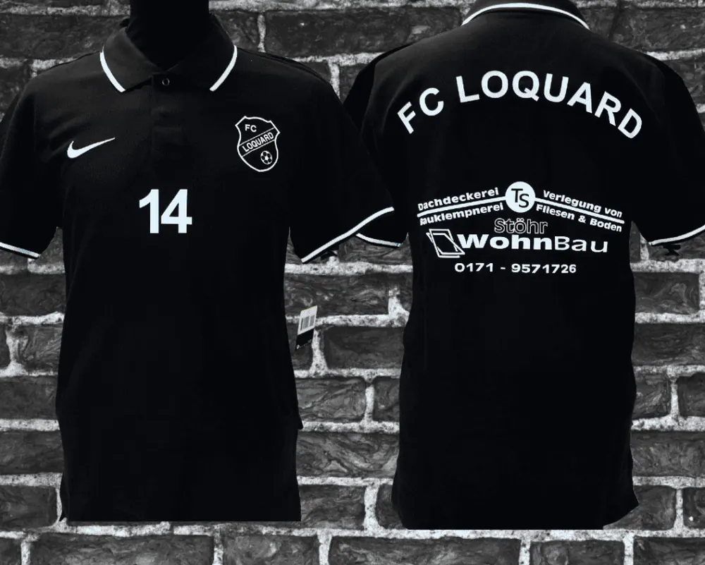 Schwarze Vereinspolos FC Loquard: vorne Wappen und Nummer 14, hinten Vereinsname und Sponsoren