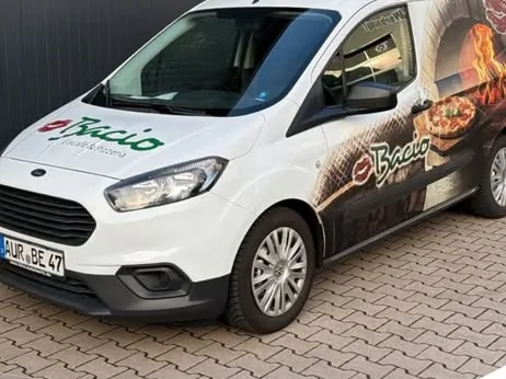 Weißer Lieferwagen der Pizzeria Bacio: Logo auf der Fahrertür, Pizza-Motiv mit Logo als Teilfolierung auf der Seite