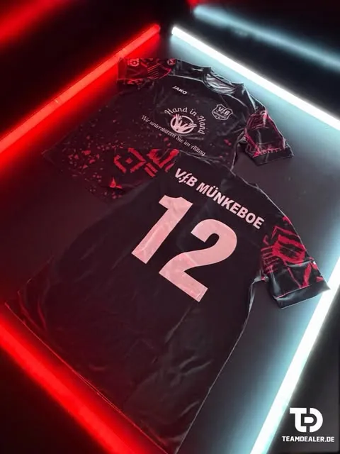 Schwarz-rotes Trikot des VfB Münkeboe mit Rückennummer 12