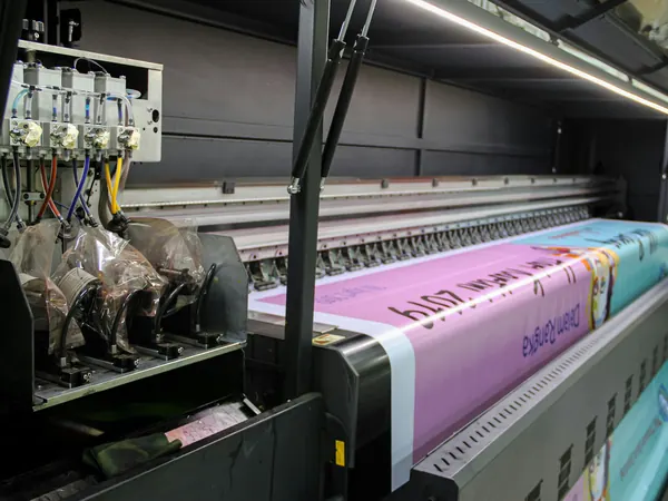 Großformatdrucker druckt ein langes Banner
